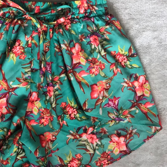 LF Floral Shorts - Picture 4 of 5